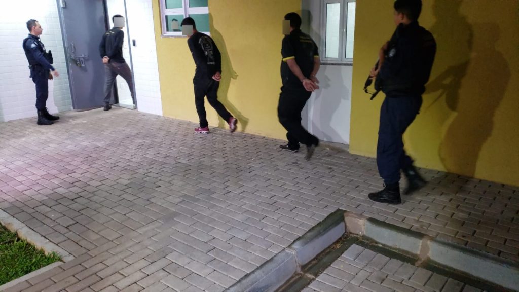 Trio abordado em blitz é detido pela GM por desacato, resistência e ameaça a servidores