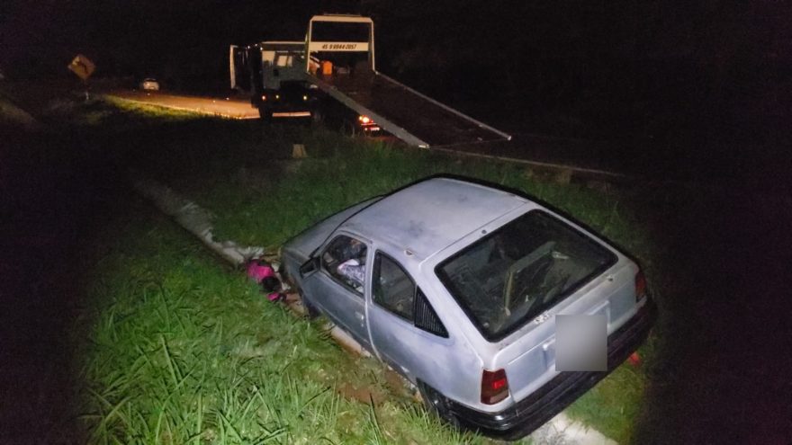 Motorista perde o controle da direção e Kadett cai na canaleta na BR-467