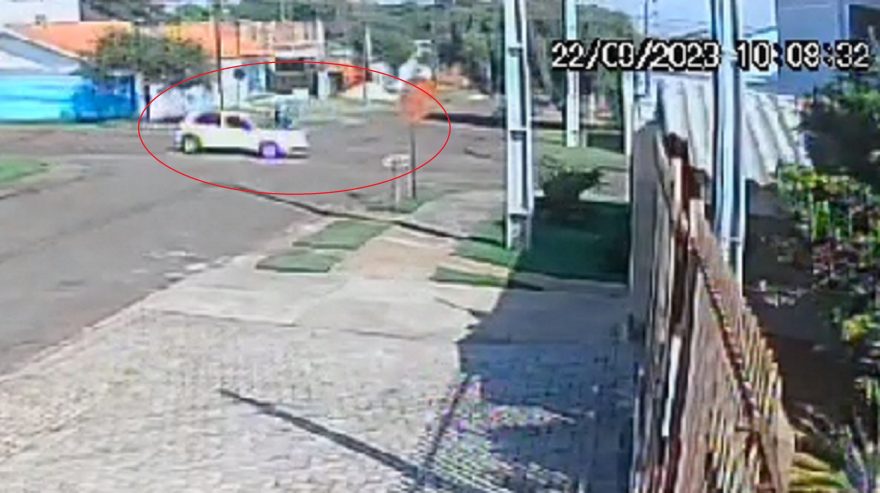Veja momento da colisão entre carro da Prefeitura e moto