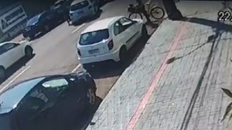 Câmera flagra homem fugindo após engavetamento no Centro