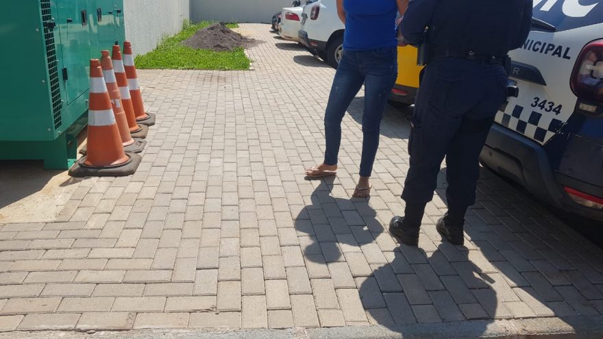 Mulher é conduzida à Delegacia pela Guarda Municipal