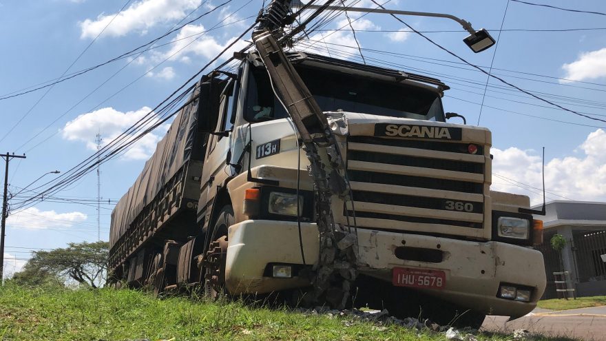 Carreta desgovernada destrói poste no Cascavel Velho