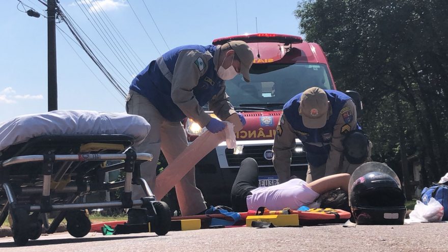 Mulher quebra a perna em colisão traseira no Cascavel Velho