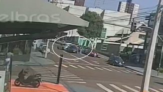 Por outro ângulo: Câmera flagra engavetamento entre três veículos no Centro