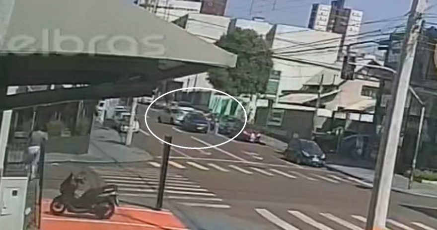 Por outro ângulo: Câmera flagra engavetamento entre três veículos no Centro