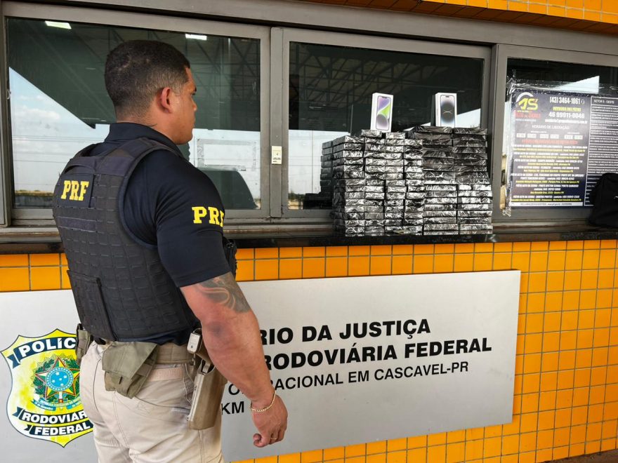 PRF apreende 92 Iphones em carro paraguaio na BR-277 em Cascavel