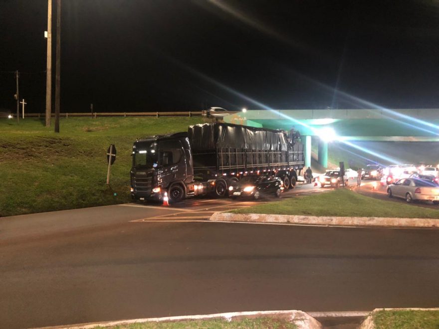Caminhão enrosca no viaduto e provoca congestionamento no Trevo do Guarujá