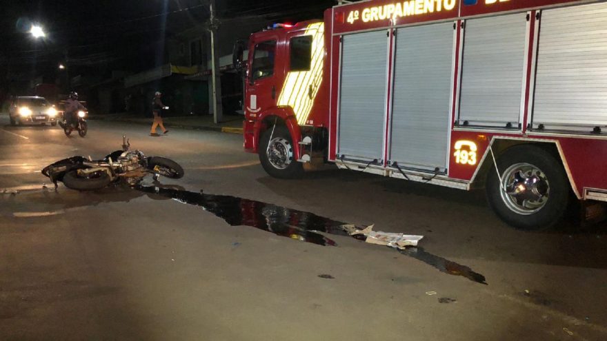 Batida entre Honda Hornet e Ford Ká deixa casal ferido no Periolo