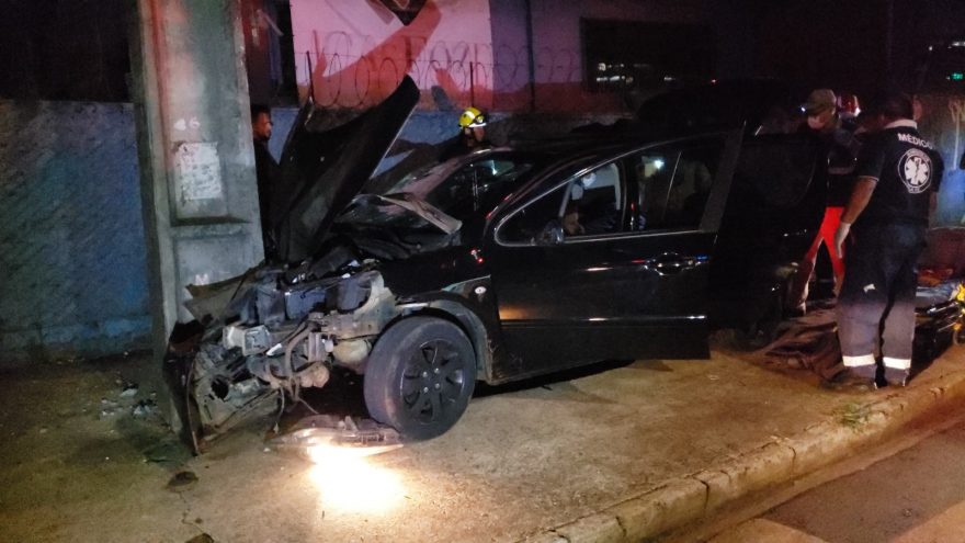 Violenta batida contra poste deixa passageiro de 307 ferido na Rua Ipanema