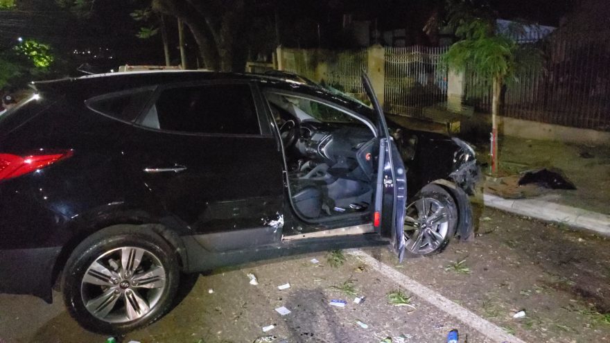 Hyundai Ix35 capota após colidir em árvore no Centro