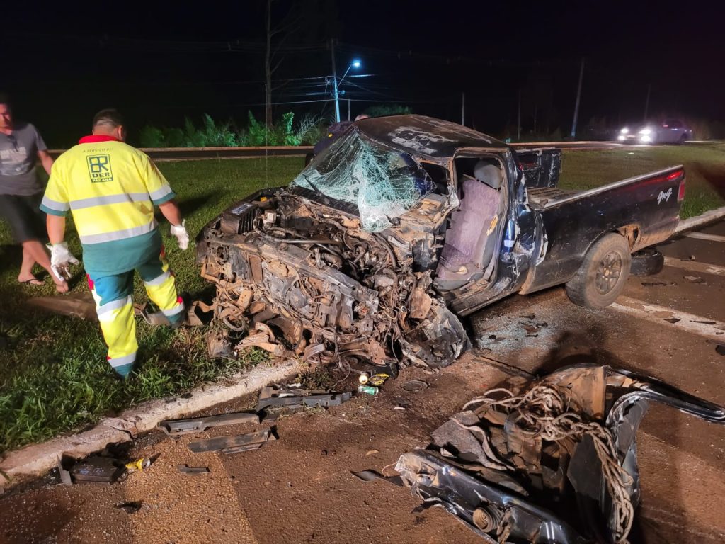 Vítima fica encarcerada após colisão entre caminhonete e carreta no trevo em Laranjeiras do Sul
