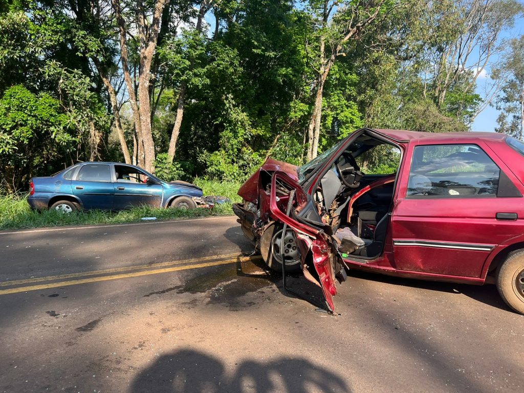 Três feridos em colisão frontal na Rodovia PR-690 em Ampére