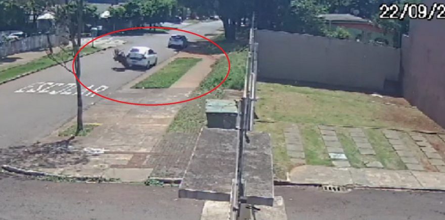 Veja momento em que mulher colide contra traseira de carro estacionado no Cascavel Velho