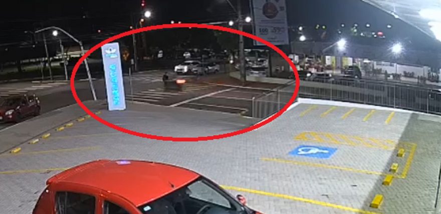Câmera mostra pedestre sendo atropelado por moto em frente ao Cemitério Central