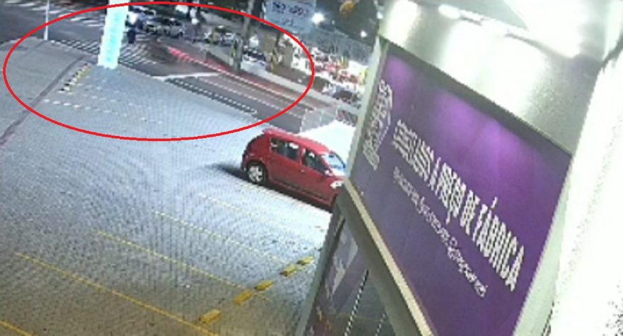 Câmera flagra homem sendo atropelado por moto na faixa de pedestres