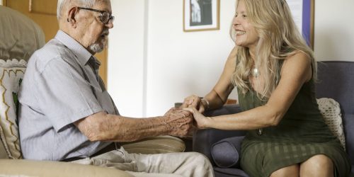 Imagem referente a Cuidadores de pacientes com Alzheimer precisam de atenção e proteção