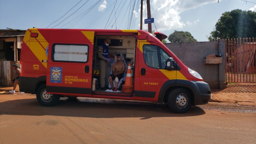 Homem esfaqueado na Rua Jacarepaguá é socorrido pelo Siate