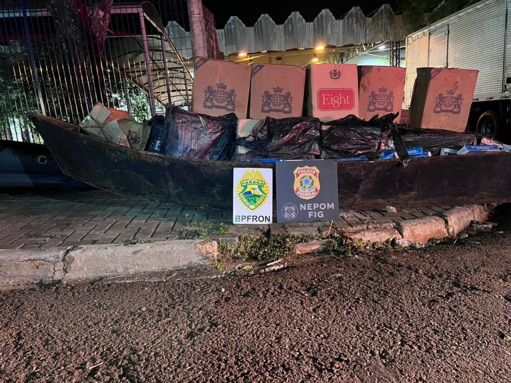 Barco carregado com cigarros contrabandeados é apreendido em Foz do Iguaçu