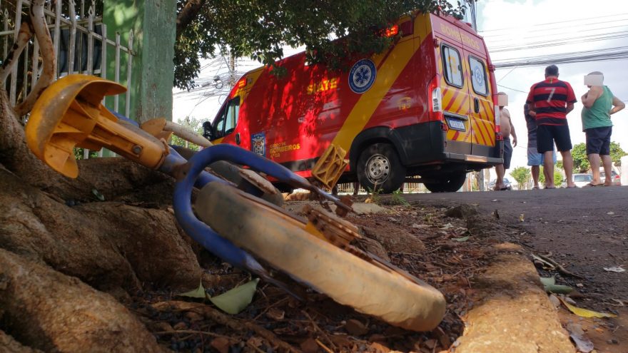 Criança de bicicleta é socorrida pelo Siate ao ser atingida por carro no Floresta