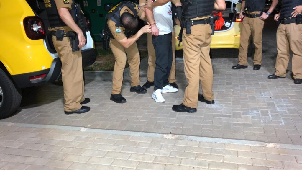 Importunando adolescente e perturbando e ameaçando pessoas, homem é detido em quiosque na Av. Brasil