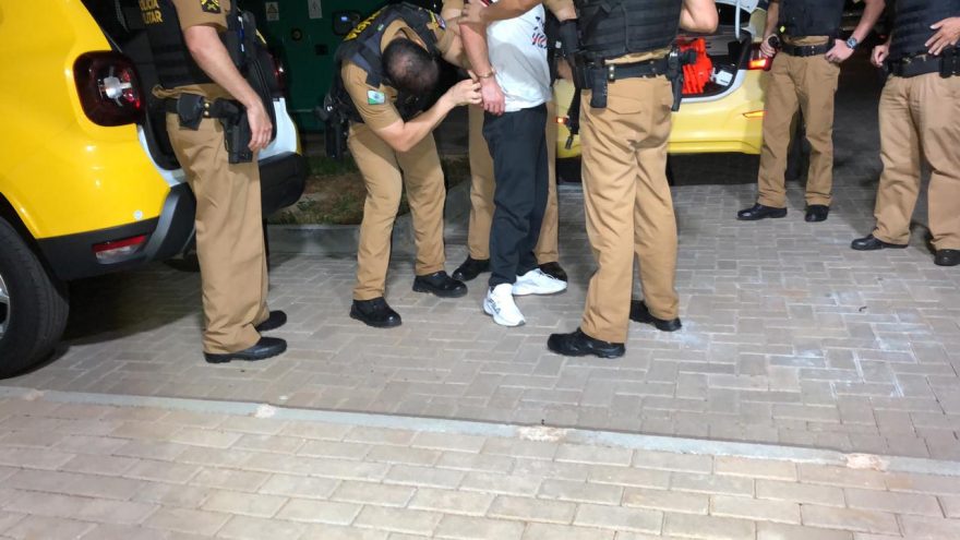 Importunando adolescente e perturbando e ameaçando pessoas, homem é detido em quiosque na Av. Brasil