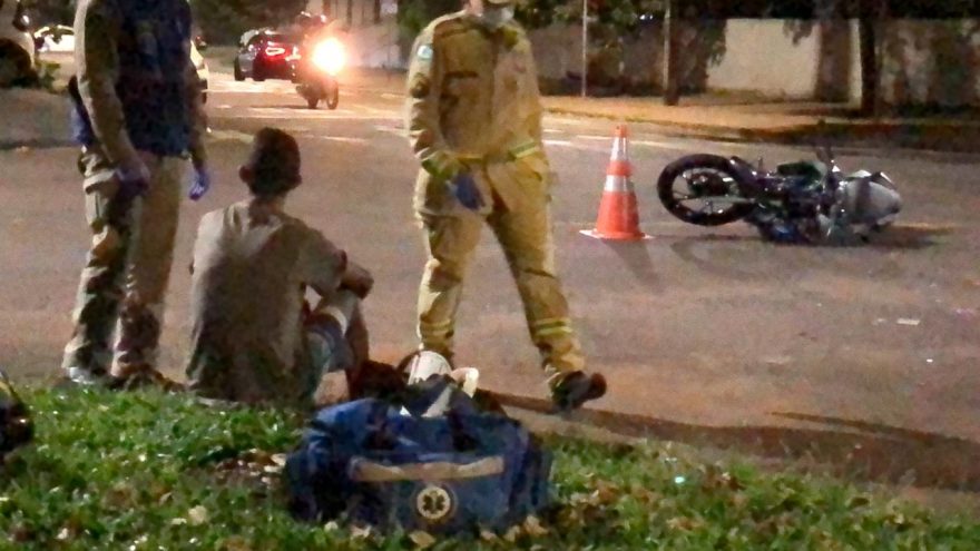 Motociclista é socorrido ao se envolver em acidente na Rua Paraná