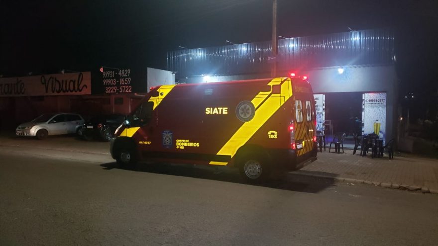Mulher fica ferida ao ser fechada por carro e sofrer queda de moto na Rua São Gabriel
