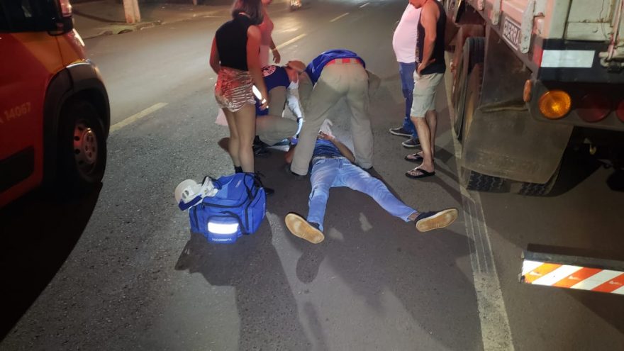 Ciclista colide em caminhão estacionado na Rua Leonardo da Vinci