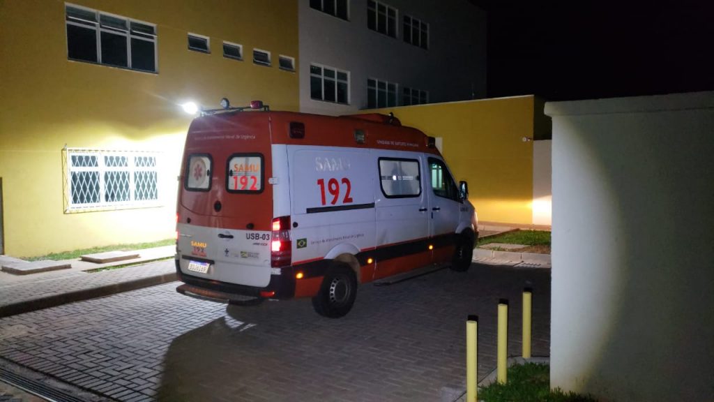 Mulher detida após recusar teste do bafômetro ao colidir veículo passa mal na cela e precisa ser socorrida