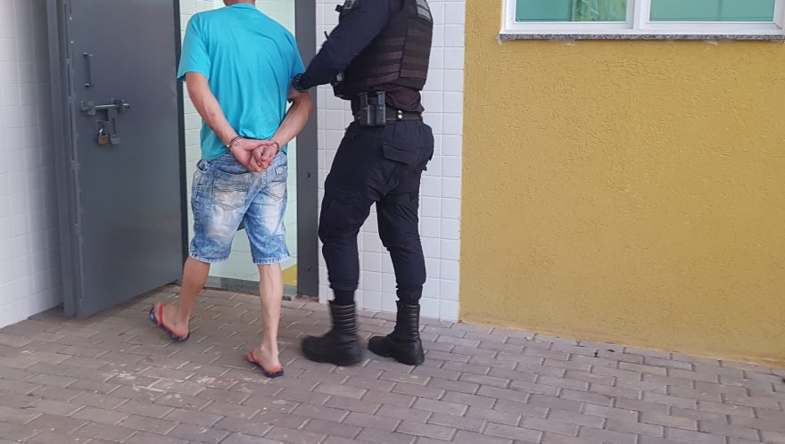 Homem é preso por falsidade ideológica em nome de irmão com mandado de prisão em aberto