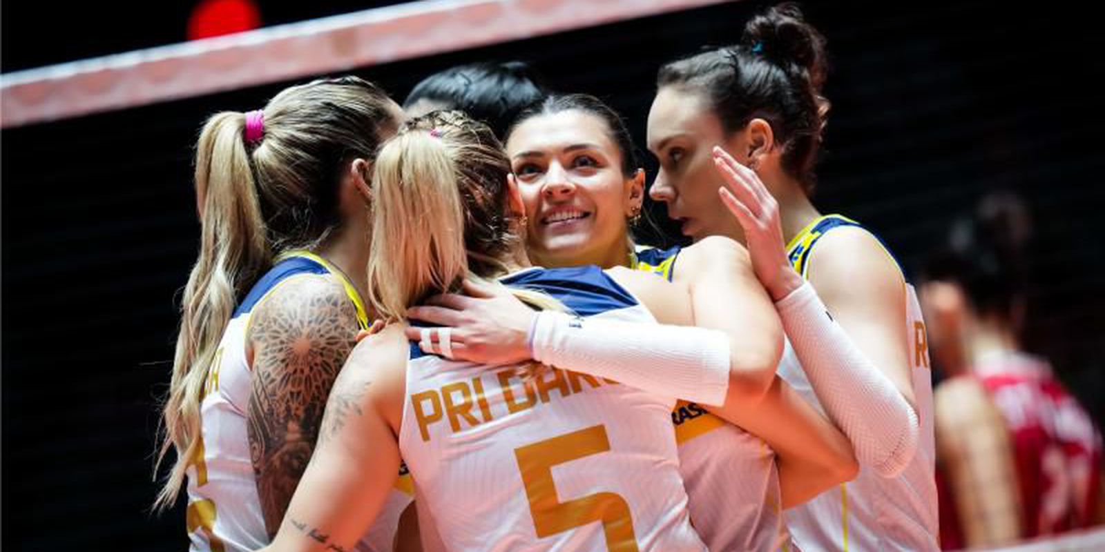 Brasil bate Argentina no tiebreak e mantém 100% no vôlei masculino