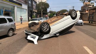 Jetta capota após acidente de trânsito no Centro