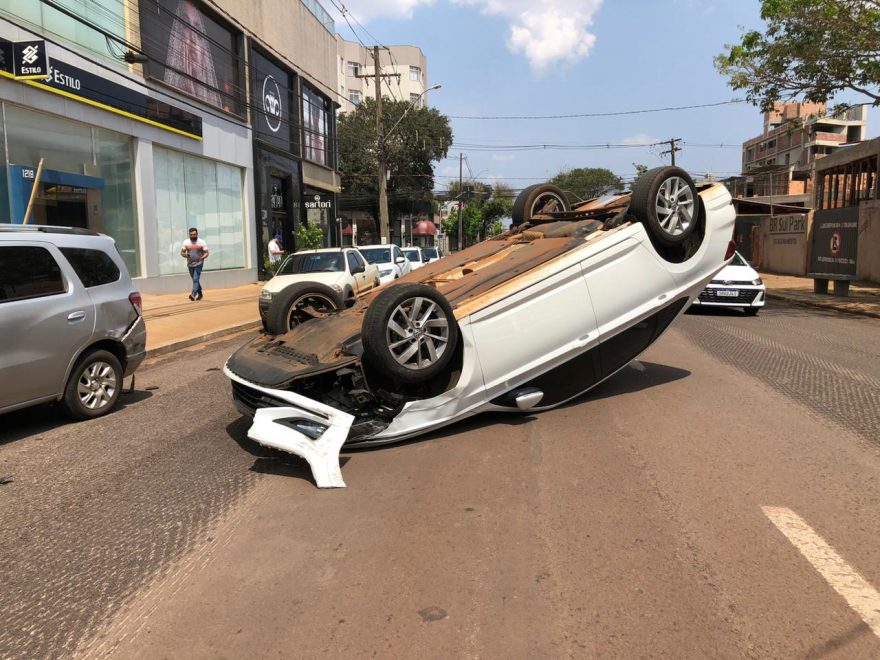 Jetta capota após acidente de trânsito no Centro
