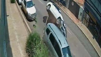 Câmera flagra Jetta capotando no Centro