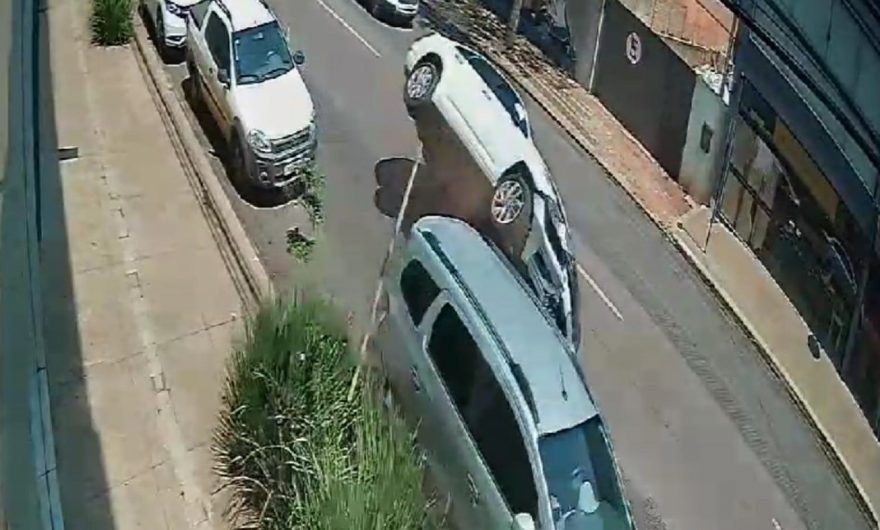 Câmera flagra Jetta capotando no Centro
