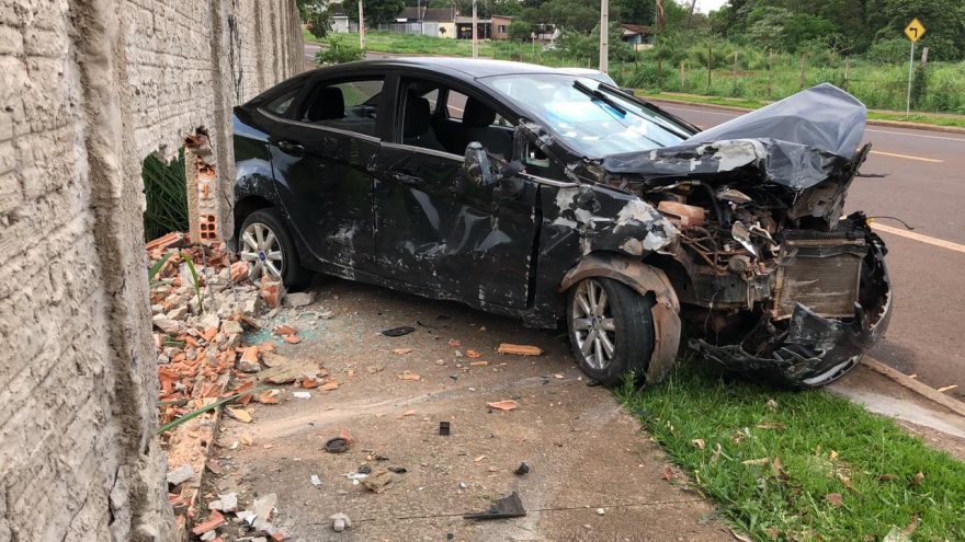Fiesta bate contra muro no Bairro Canadá