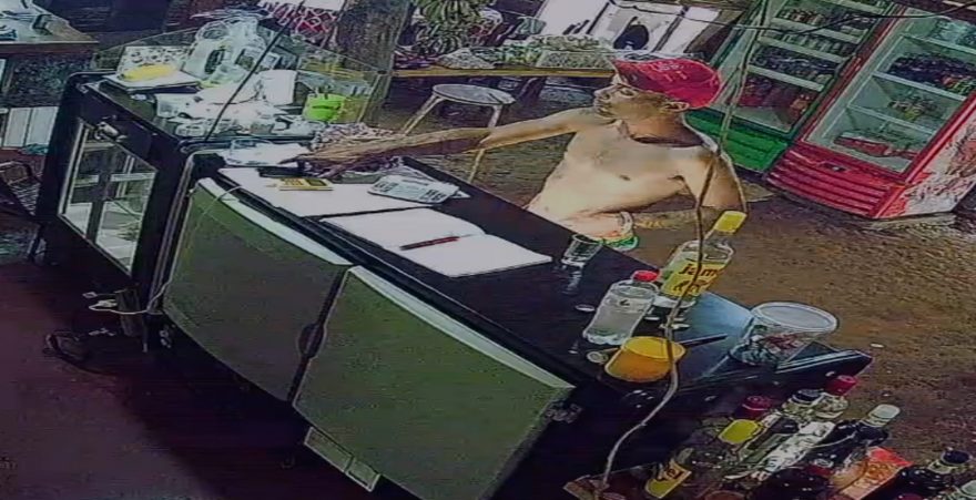 Homem furta celular de atendente de bar em São Salvador