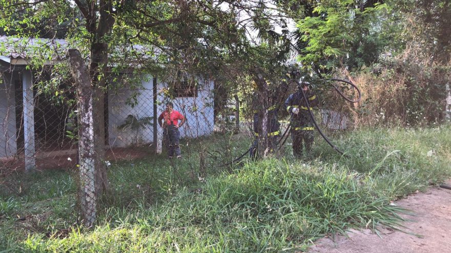 Bombeiros combatem incêndio em casa abandonada no Santa Felicidade