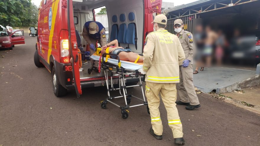 Mulher cai, bate em porta e sofre suspeita de fratura no ombro