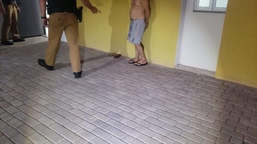 Homem é preso após agredir e ameaçar companheira