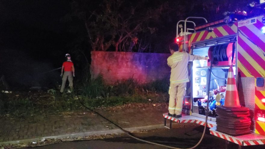 Bombeiros combatem incêndio de grandes proporções no Cascavel Velho