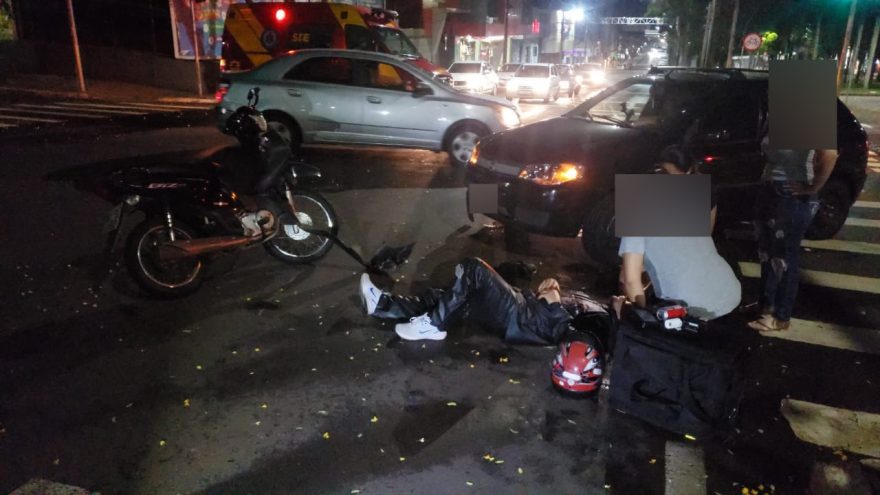 Motociclista fica ferido em acidente na Rua Visconde de Guarapuava no Centro