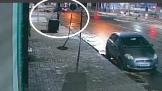 Câmera registra momento em que motociclista é atingido por Palio em acidente no Centro