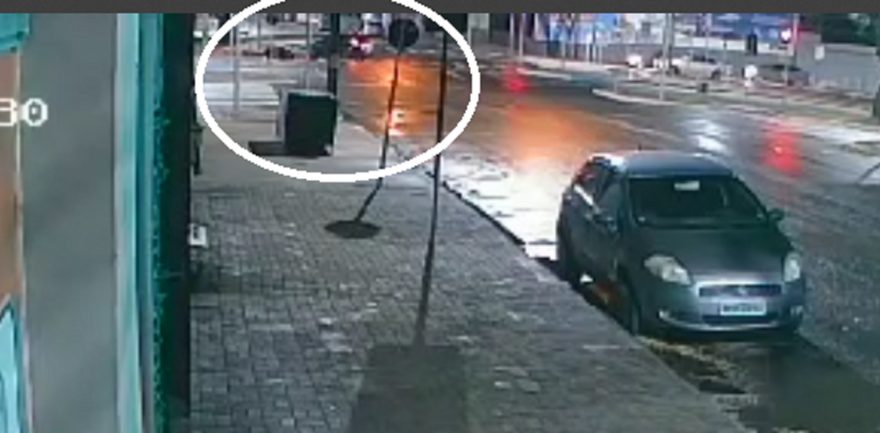 Câmera registra momento em que motociclista é atingido por Palio em acidente no Centro