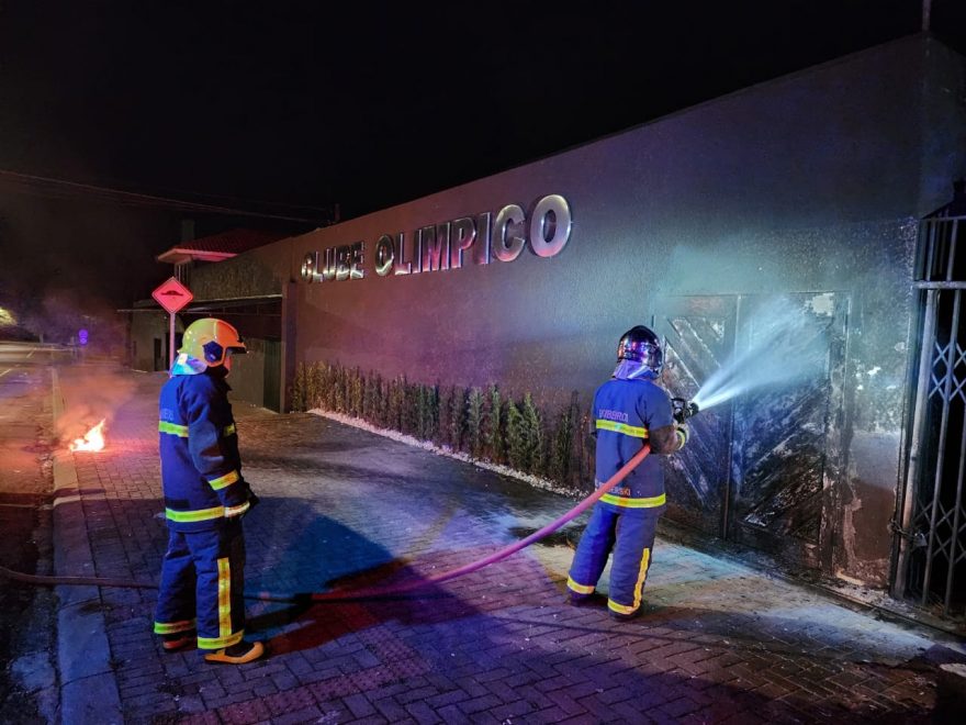Bombeiros combatem possível foco de incêndio criminoso no Clube Olímpico