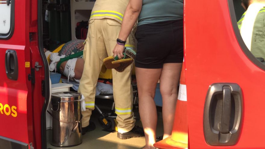 Mulher sofre suspeita de fratura no braço após cair na rua