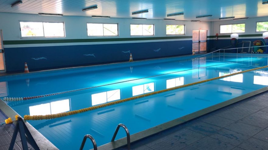 Calorão né coiso? Indivíduos invadem complexo esportivo da Região Norte, fazem café e usam a piscina