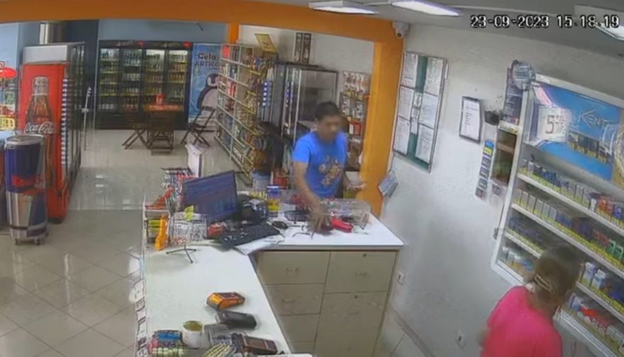 Ladrão furta celular em Conveniência no Centro