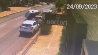 Por outro ângulo: Câmera flagra Jetta capotando no Centro