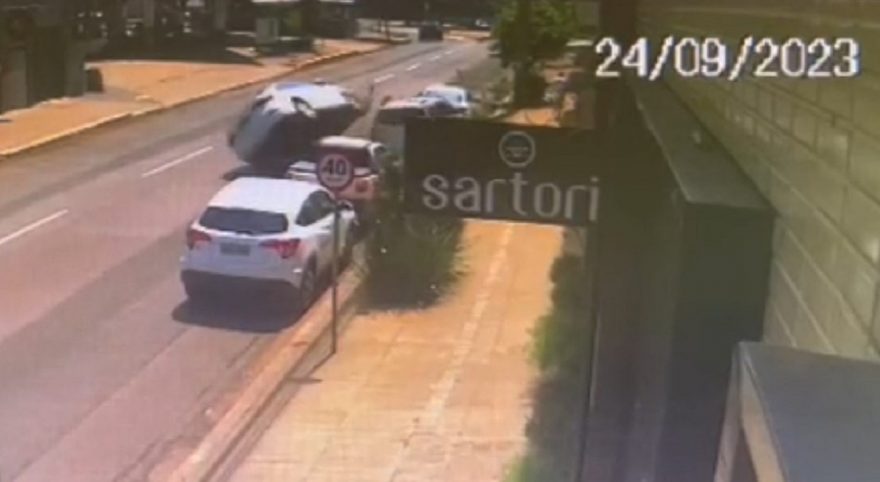 Por outro ângulo: Câmera flagra Jetta capotando no Centro